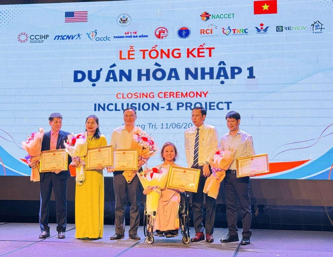 ACDC đón nhận bằng khen của UBND tỉnh Quảng Trị tại hội thảo tổng kết dự án Hòa nhập 1